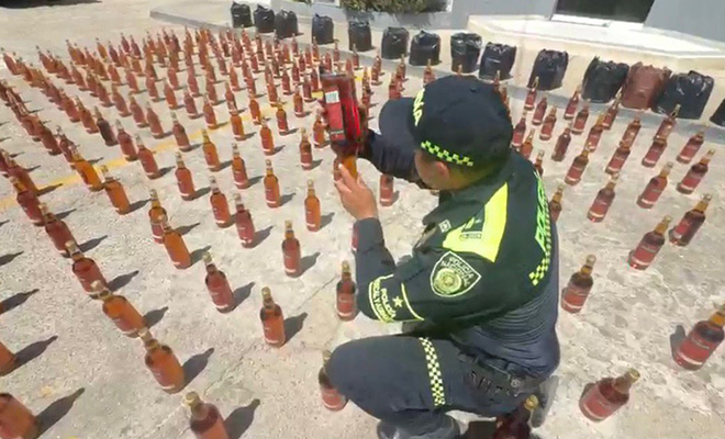 polic&iacute;a inspeccionado licor aprehendido