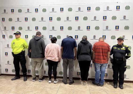 dos polic&iacute;as y cinco personas capturadas