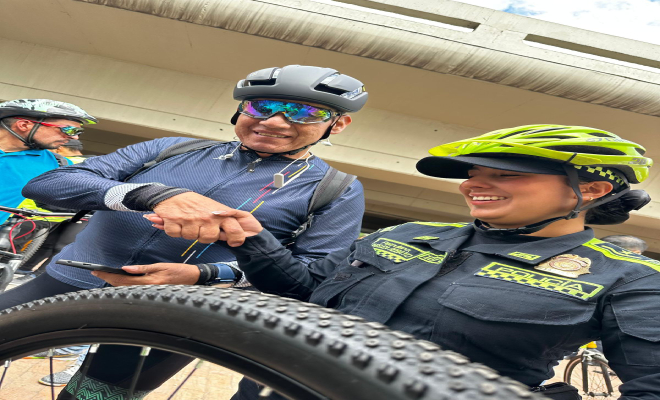 Profesionalismo y confianza que brinda una uniformada a los ciudadanos biciusuarios