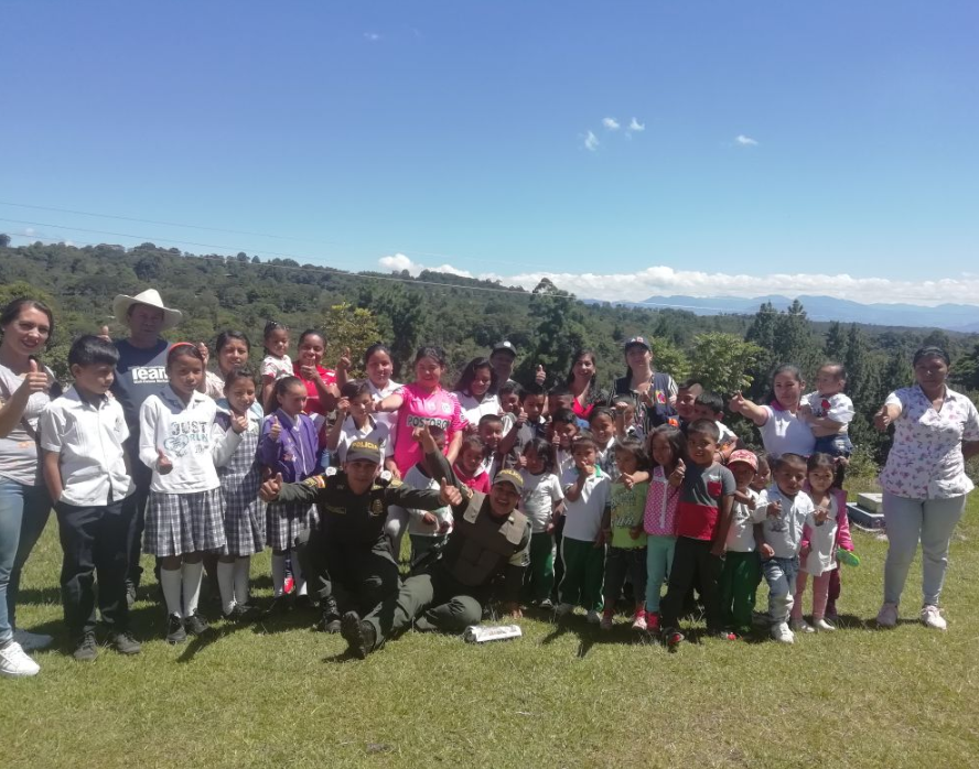  compartimos_con_los_ninos_y_adultos_de_la_vereda_san_andres_la_plata