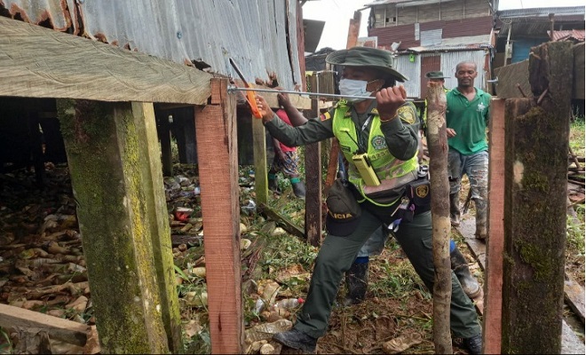 Construimos puente peatonal de madera para la comunidad del barrio horizonte parte baja.