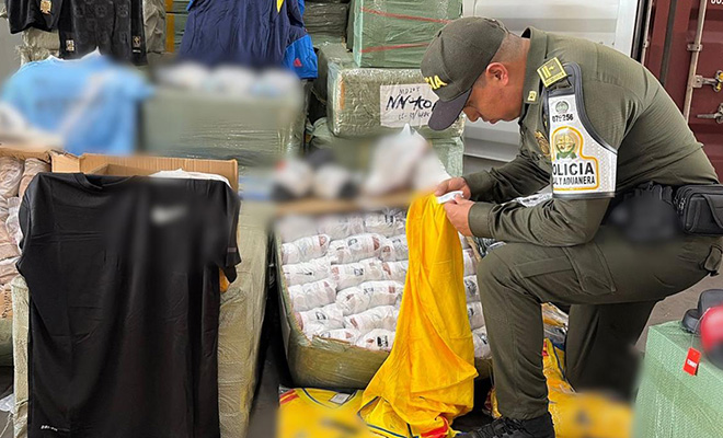polic&iacute;a realizando registro a mercancia de contrabando 