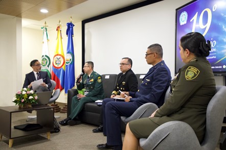 Durante el aniversario número 19, representantes de las Fuerzas Militares y de la Policía analizaron los desafíos para atraer a las nuevas generaciones a la carrera militar y policial.