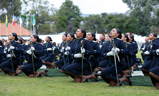 oficiales recién graduados haciendo juramento 