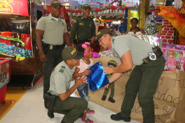 Policía-cumple-el-sueño-de-Carolay-una-niña-con-parálisis-cerebral.