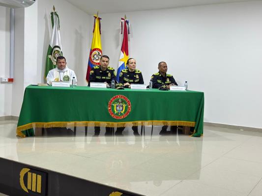 grupo de uniformados en la mesa principal