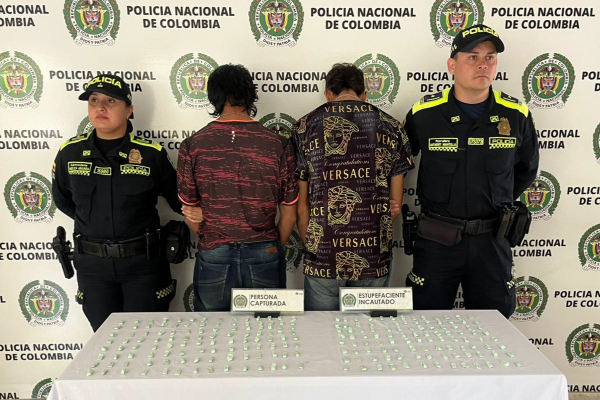 Dos hombres capturados en medio de dos policías