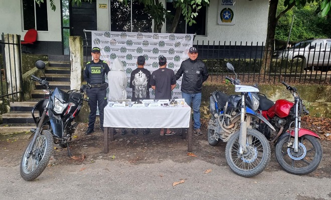 Policía y fiscalía en Backing institucional con tres personas capturadas