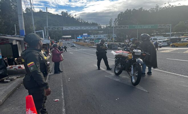 En Ipiales, la Policía Nacional adelanta operativos interinstitucionales de registro, control y prevención del delito en uno de los principales pasos fronterizos del país.