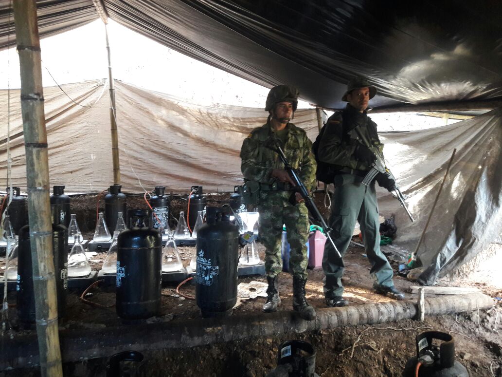 Destruimos-un-laboratorio-de-ácido-sulfúrico 