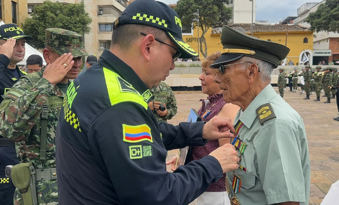 Señor Brigadier General Miguel Camelo entregando reconocimiento a veterano