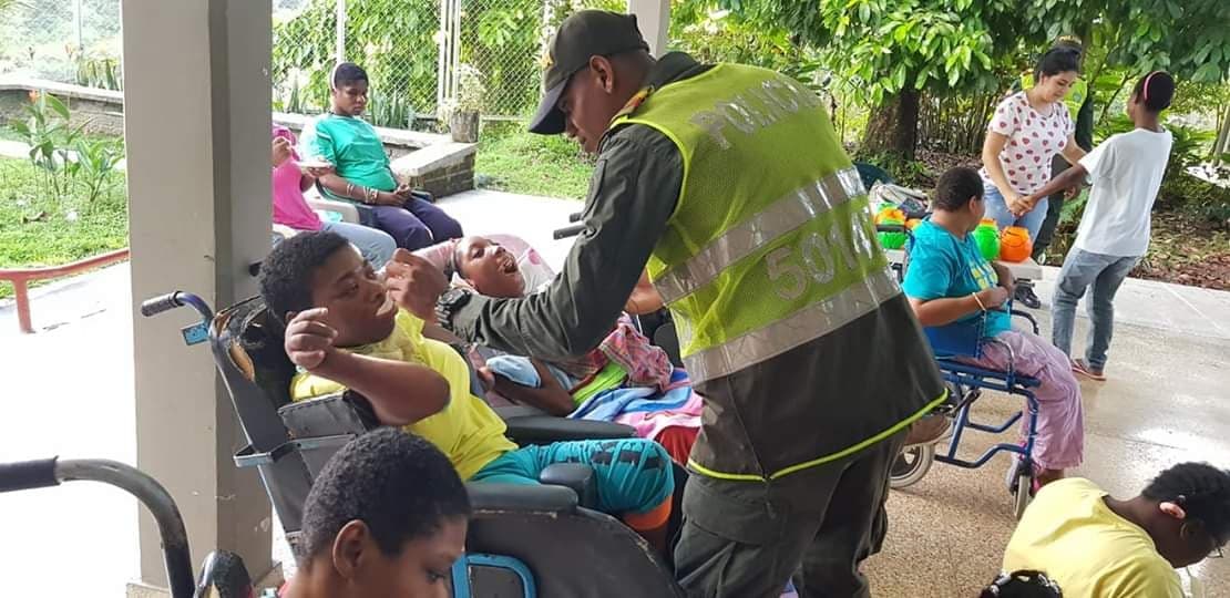 celebracion-dia-dulce-policia-valle-niños-buenaventura