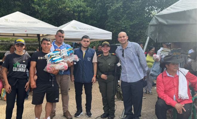policía posando con ciudadanos que participaron de la jornada 