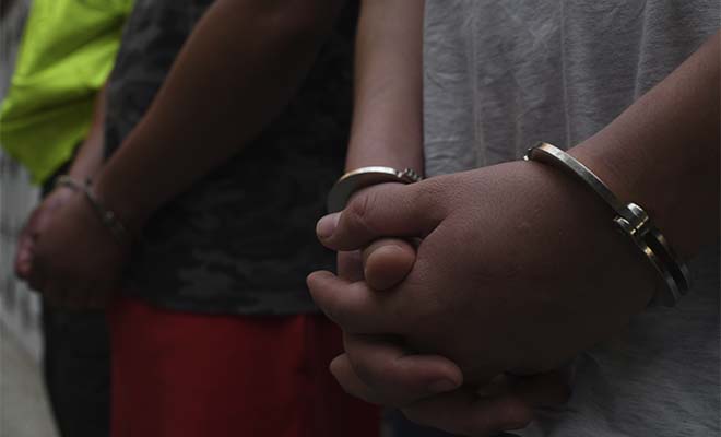 dos sujetos esposados