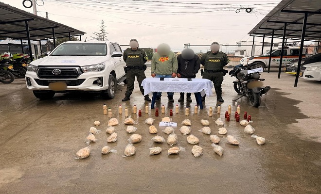 Dos polic&iacute;as presentan a dos personas capturadas y la incautaci&oacute;n de un veh&iacute;culo, una moto y sustancias alucin&oacute;genas. 