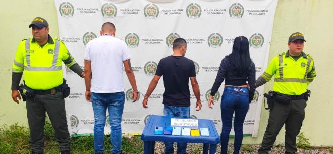 Dos hombres y una mujer capturados en flagrancia por hurto de terminales móviles de una vivienda 
