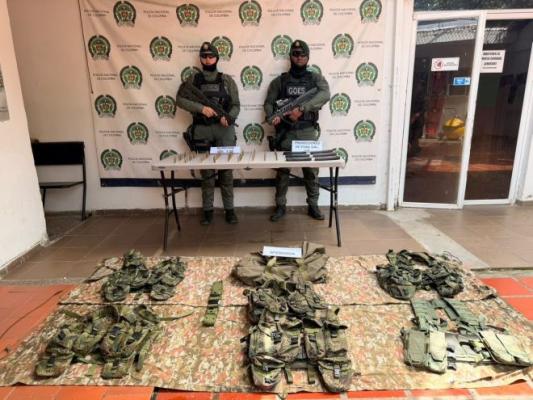 La Policía Nacional ubicó depósito ilegal con material de guerra e intendencia en zona rural de Dagua
