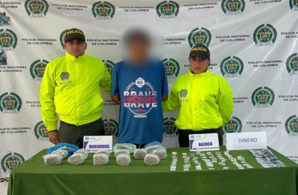 Dos policías con un capturado por estupefacientes