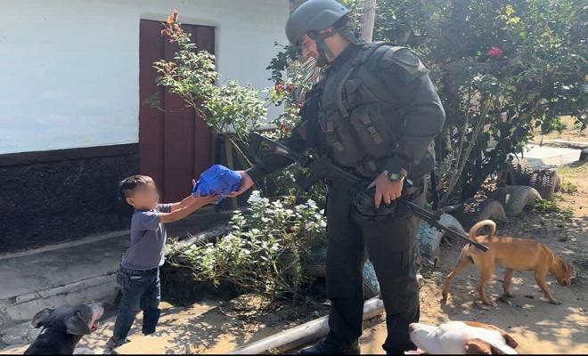 Durante Patrullaje, uniformados que laboran en el corregimiento de San Luis entregaron regalos a los niños de ese sector