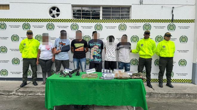 Capturan seis hombres y aprehenden uno más, presuntos integrantes del «Clan del Golfo» en el corregimiento de Uribe del municipio de Tuluá. 