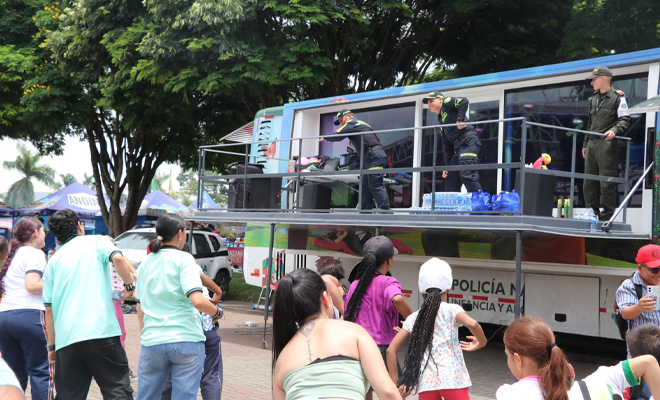 Pereiranos disfrutan del bus interactivo