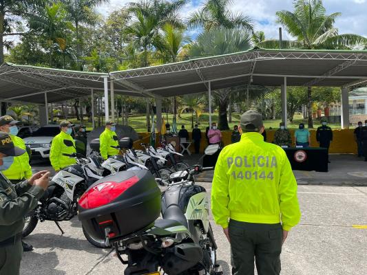 Policías recibiendo parque automotor