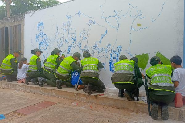 El dibujo representa una Policía Nacional cuidando a todos los niños en sus diferentes razas, culturas y diversidad social