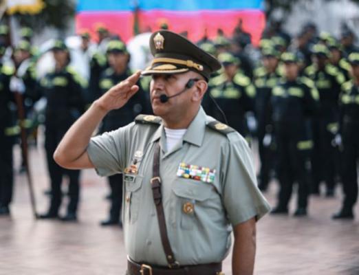 el señor coronel al lado de los policías durante su transmisión de mando