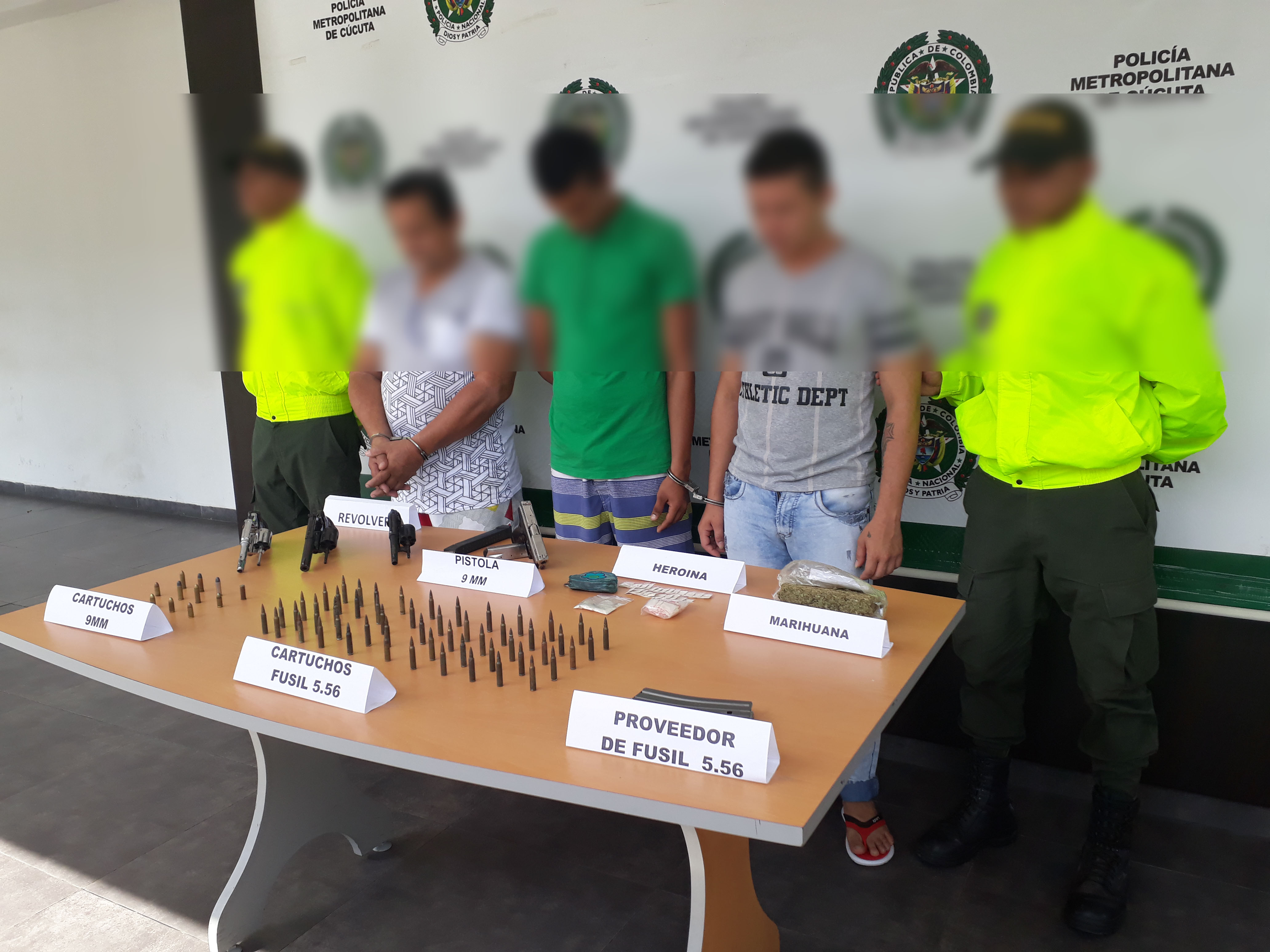 En-registro-y-allanamiento-fueron-capturadas-tres-personas-sí-mismo-fueron-incautadas-armas-de-fuego-y-varias-dosis-de-estupefacientes 