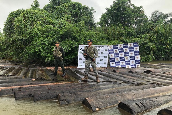 En-articulación-con-Armada-Nacional-incautamos-300-trozas-de-madera.