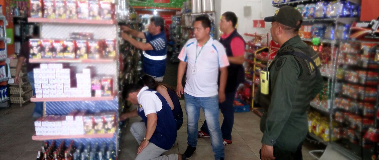 En el marco de las festividades que se realizan en todo el Departamento de Nariño, la Policía Nacional en el corregimiento de Llorente, sigue ejecutando fuertes controles al transporte, distribución y comercialización del licor adulterado, con el fin de cumplir con las campañas preventivas en contra en consumo de bebidas embriagantes que afectan la salud de los consumidores.   Mediante actividades de registro y control a establecimientos abiertos al público, en el corregimiento de Llorente, policiales adscr