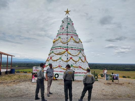 En el Meta, la Policía Nacional elaboró el primer árbol de navidad turístico de la región del Ariari-2