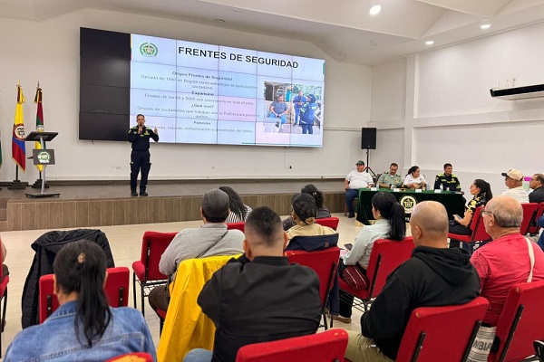 Policía comunitaria socializa con la ciudadanía