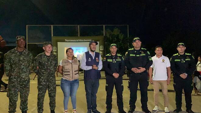 Representantes de la Policía, Fuerzas Militares y organismos territoriales se reúnen en evento oficial, coordinando estrategias conjuntas para mantener el orden y protección en la región