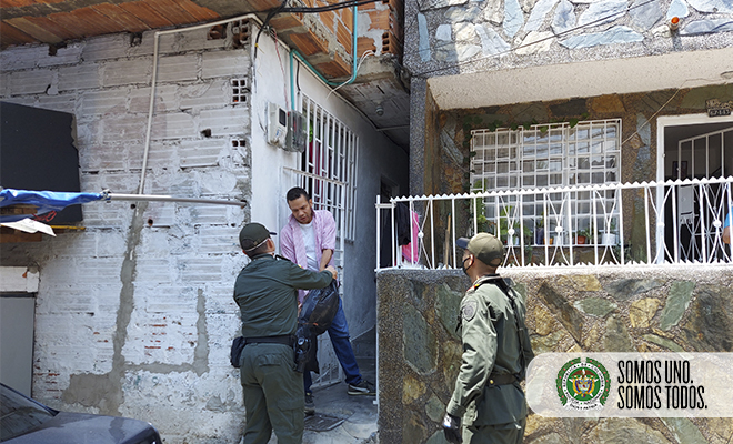 Momento de la entrega de ayudas a familias vulnerables