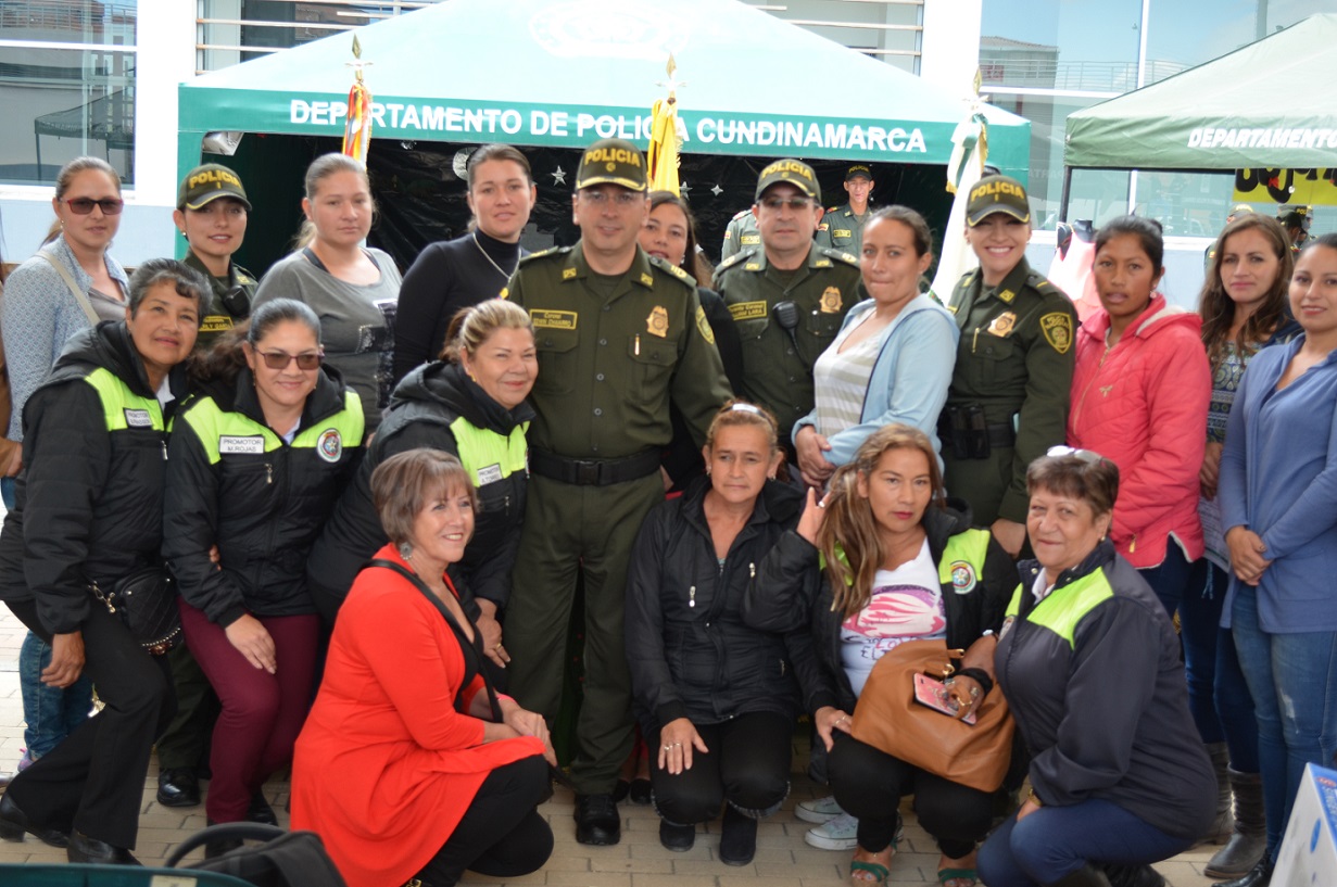 policía-ayuda-madres-cabeza-de-familia-en-Soacha
