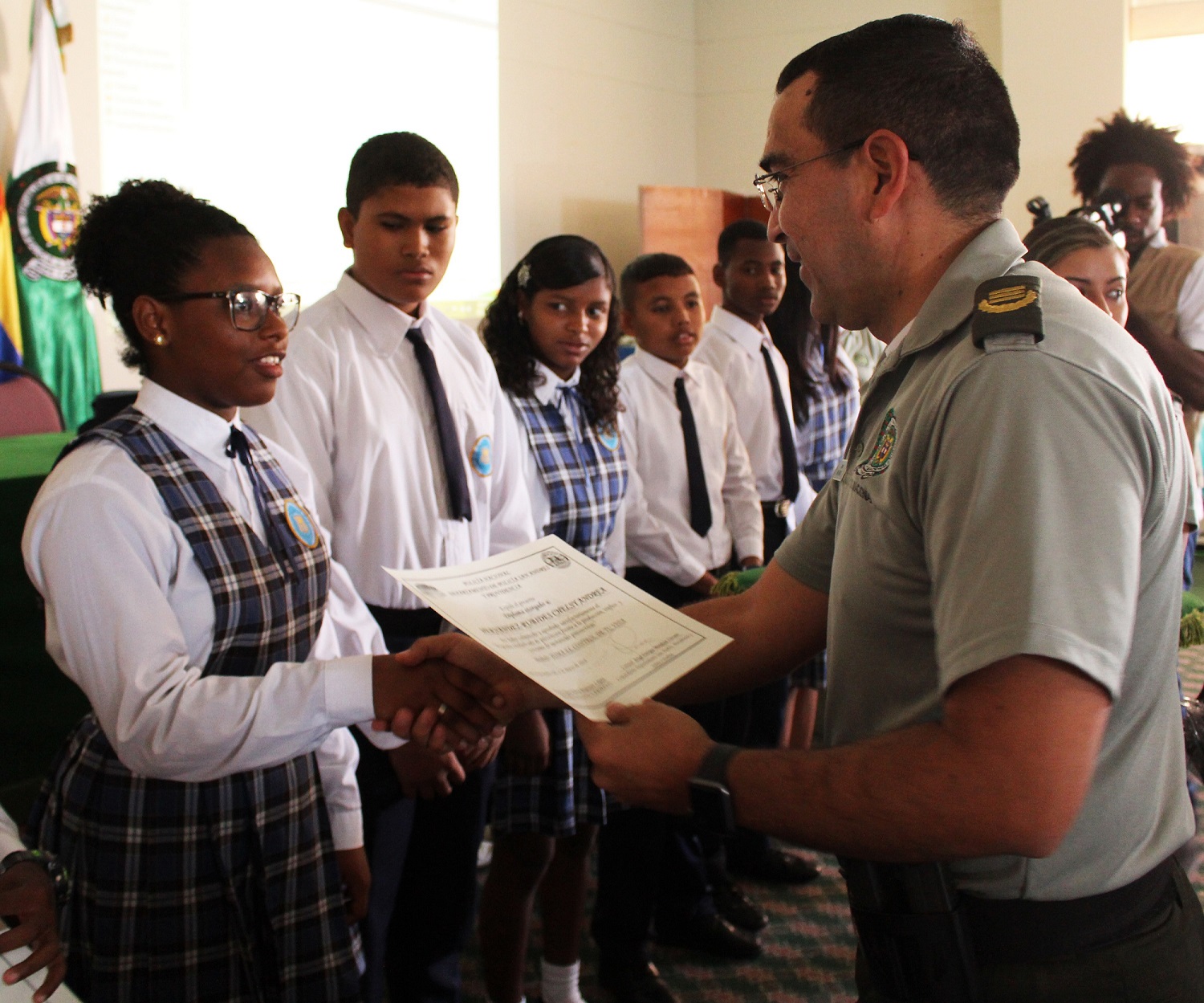 Comandante del Departamento entrega certificados a los niños del Colegio El Carmelo