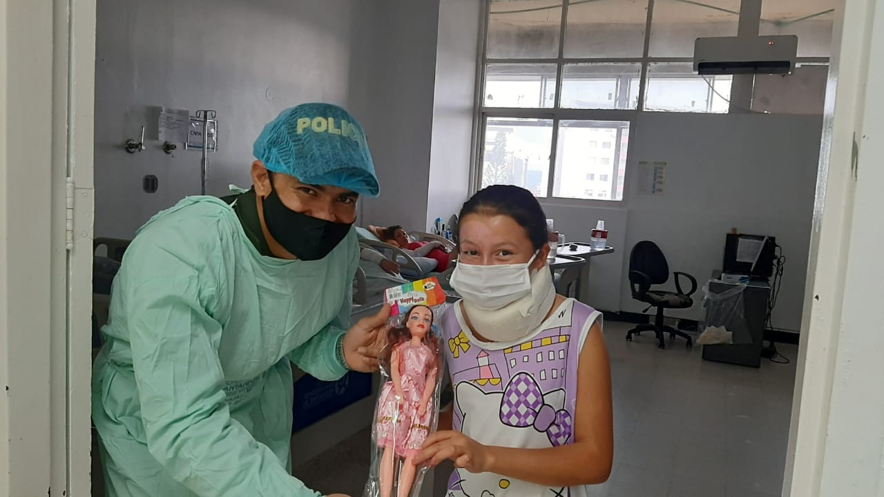 ENTREGA DE KITS Y JUGUETES A LOS NIÑOS DEL HUS 2