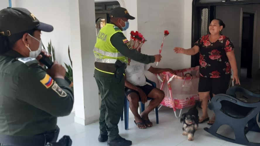 entrega de rosa-dia de la madre-policia-magdalena-fundacion-en casa con mama-yo te cuido mama