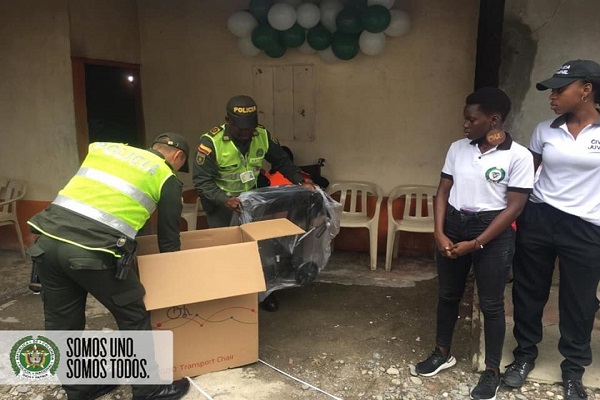 Entregamos-silla-de-rueda-a-joven-con-discapacidad