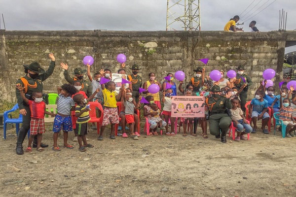 Escuadrón-femenino-de-operaciones-rurales-apoya-labores-con-comunidades-vulnerables-en-Quibdó
