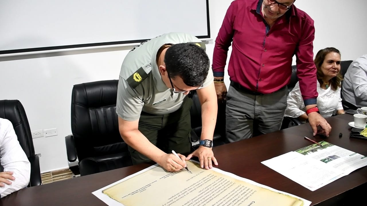Firma del convenio UCEVA ESBOL