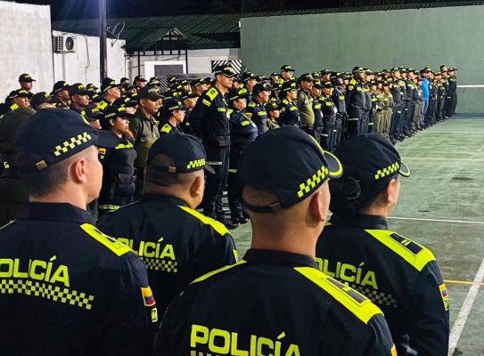 La fotografía muestra a los uniformados durante una formación institucional, espacio en el que se impartieron orientas y se verificó el alistamiento del personal para el cumplimiento de sus funciones 