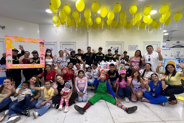 Funcionarios de policía comunitaria con toda la comunidad reunida en la celebración del día Internacional de la Lucha Contra el Cáncer Infantil 