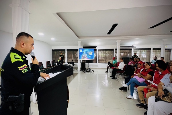 Se&ntilde;or coronel H&eacute;ctor Jairo Betancourt Rojas comparte palabras a la audiencia