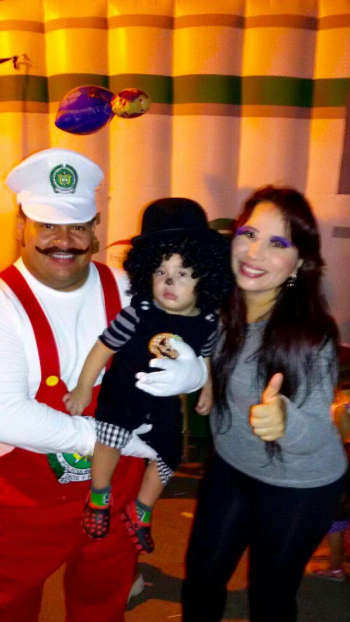 policia-mario-broos-con-su-familia