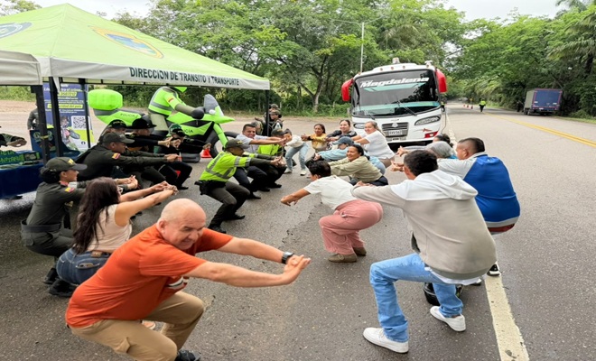 Funcionarios de la Policía Nacional participando en una actividad de acercamiento con la comunidad.