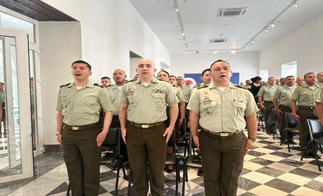 personal uniformado asistiendo a un evento de reconocimiento 