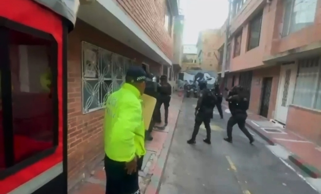 En la imagen se observa un grupo de policías en desarrollo de la orden de allanamiento