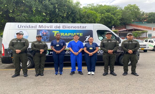 Equipo de bienestar y salud junto a la unidad m&oacute;vil de bienestar.
